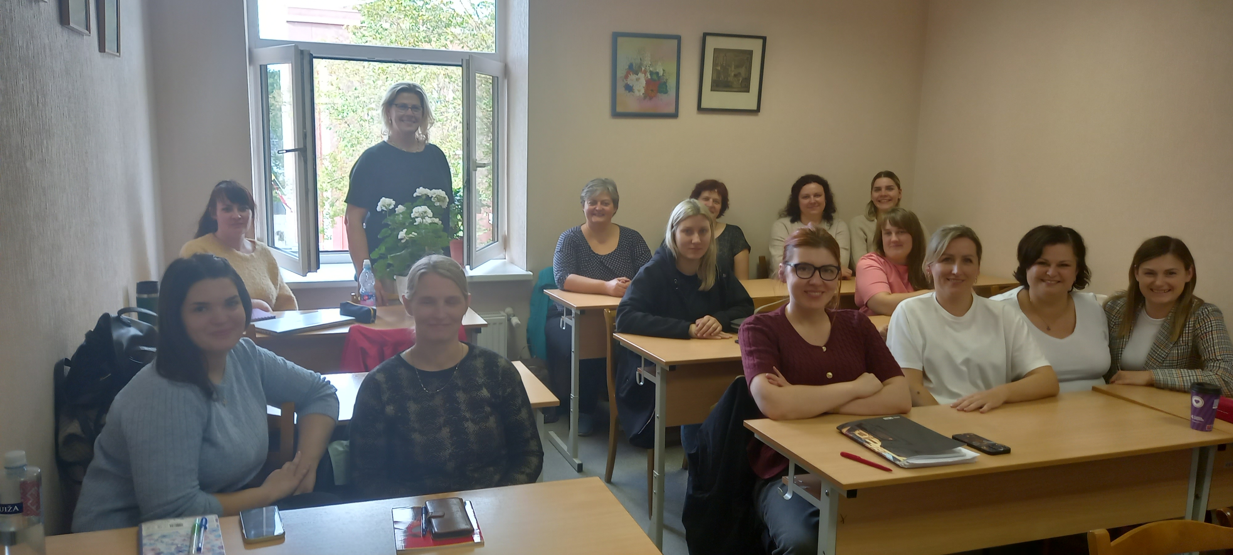 Docētāja un studenti auditorijā